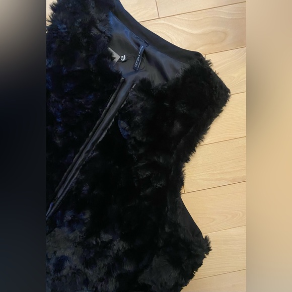 Faux Fur Open Vest with Faux Leather Detailing - Picture 3 of 7